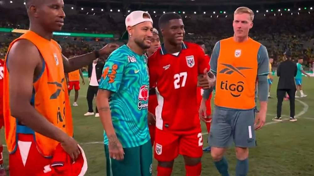 لاعبو منتخب بنما يتسابقون لالتقاط الصور مع نيمار عقب مواجهة البرازيل الودية