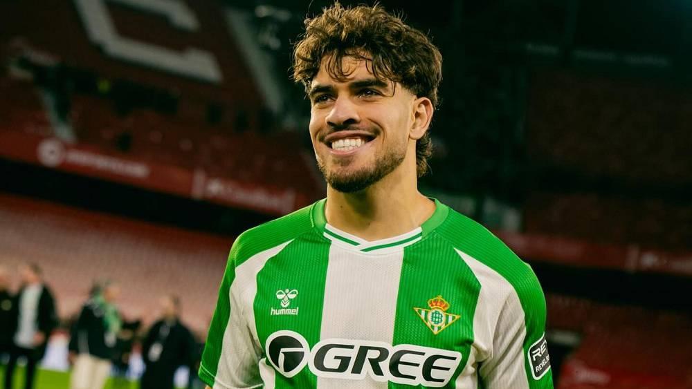 ريال بيتيس يرفض التسرع في بيع الزلزولي ويشترط 60 مليون يورو للتخلي عنه